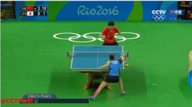 让自己的发球失误显得不那么刻意,张怡宁在球掉了之后还假装摸了摸头