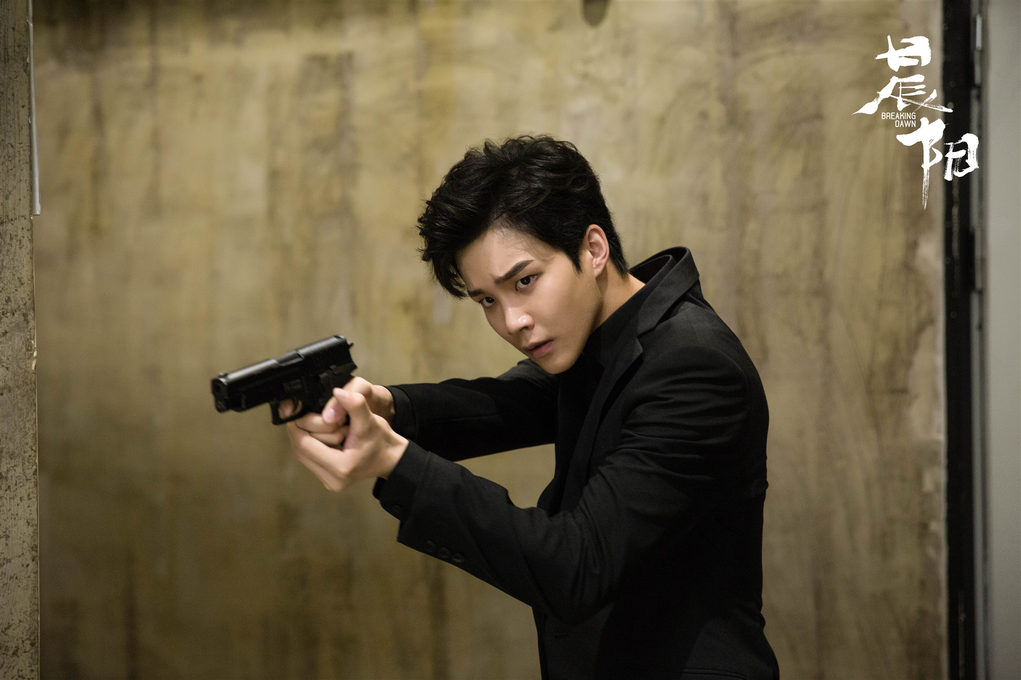 周彦辰出演晨阳反派黑色系写真曝光冷峻魅力难挡