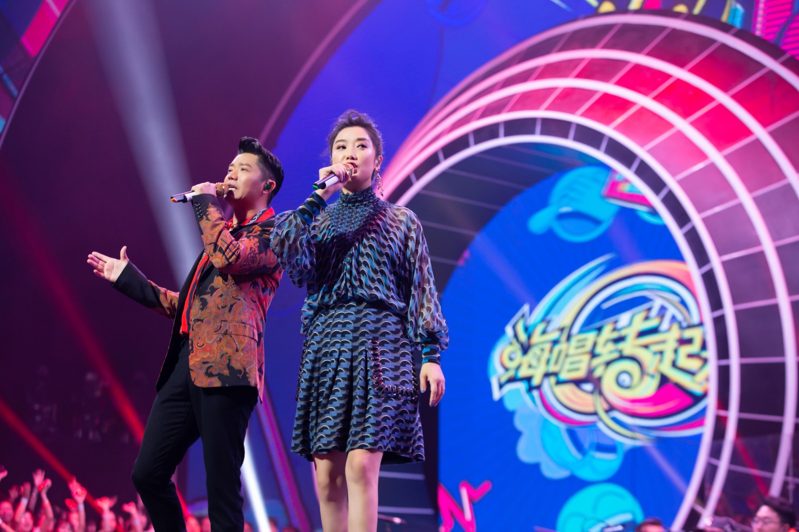 《嗨唱转起来》凤凰传奇曾毅化身"野狼"?小猪罗志祥爆笑互动瘫倒在地