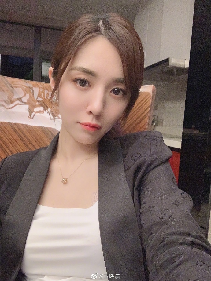 王晓晨晒职业装造型发文好日子引围观