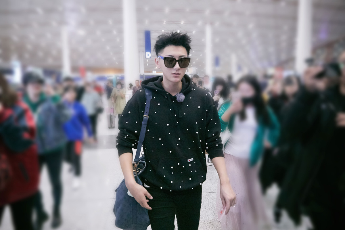 视频中,黄子韬身穿珍珠卫衣,在机场开启暴走模式,不停寻找路人借步数