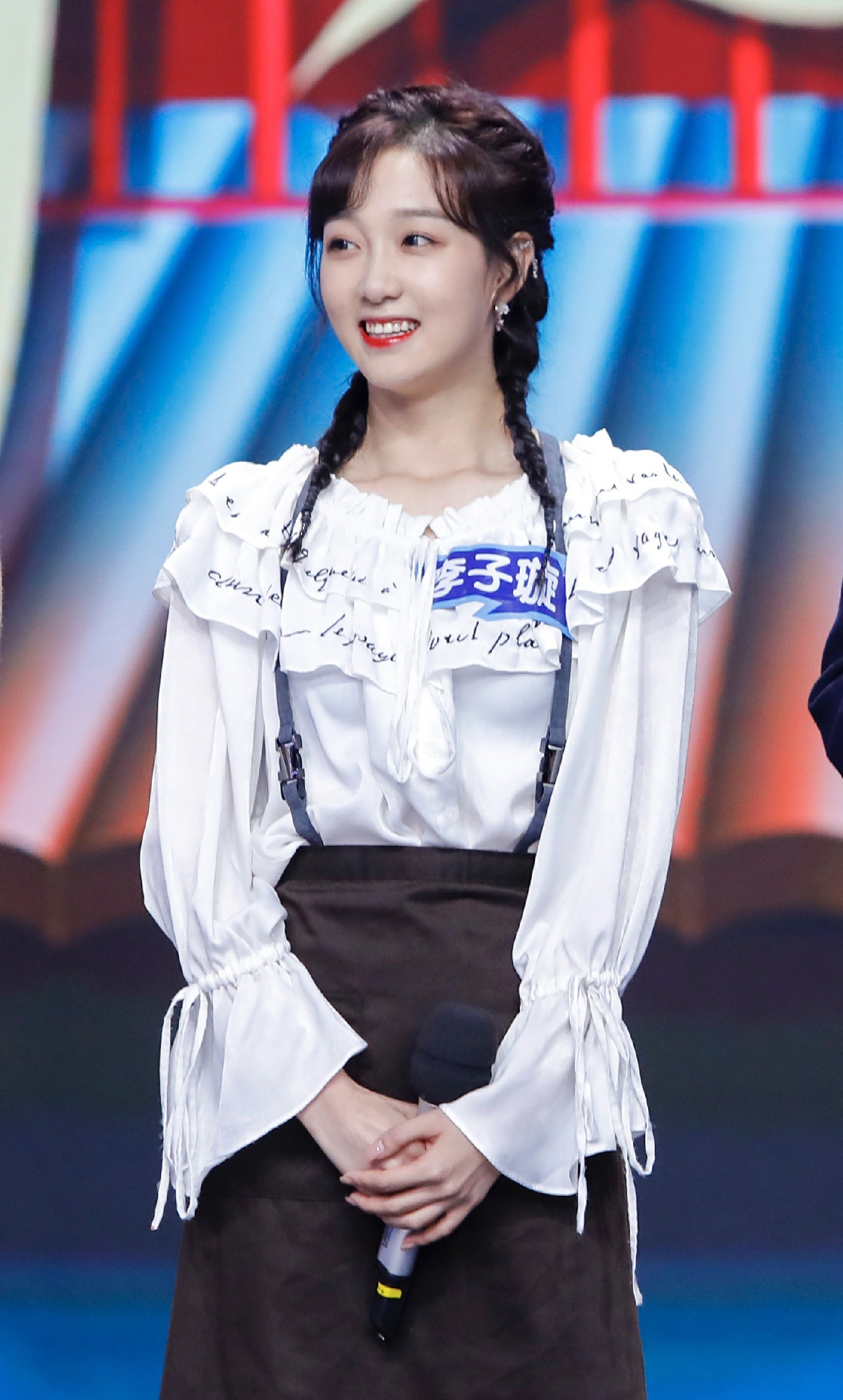 青年歌手李子璇亮相快乐大本营化身马里奥跳锤子舞