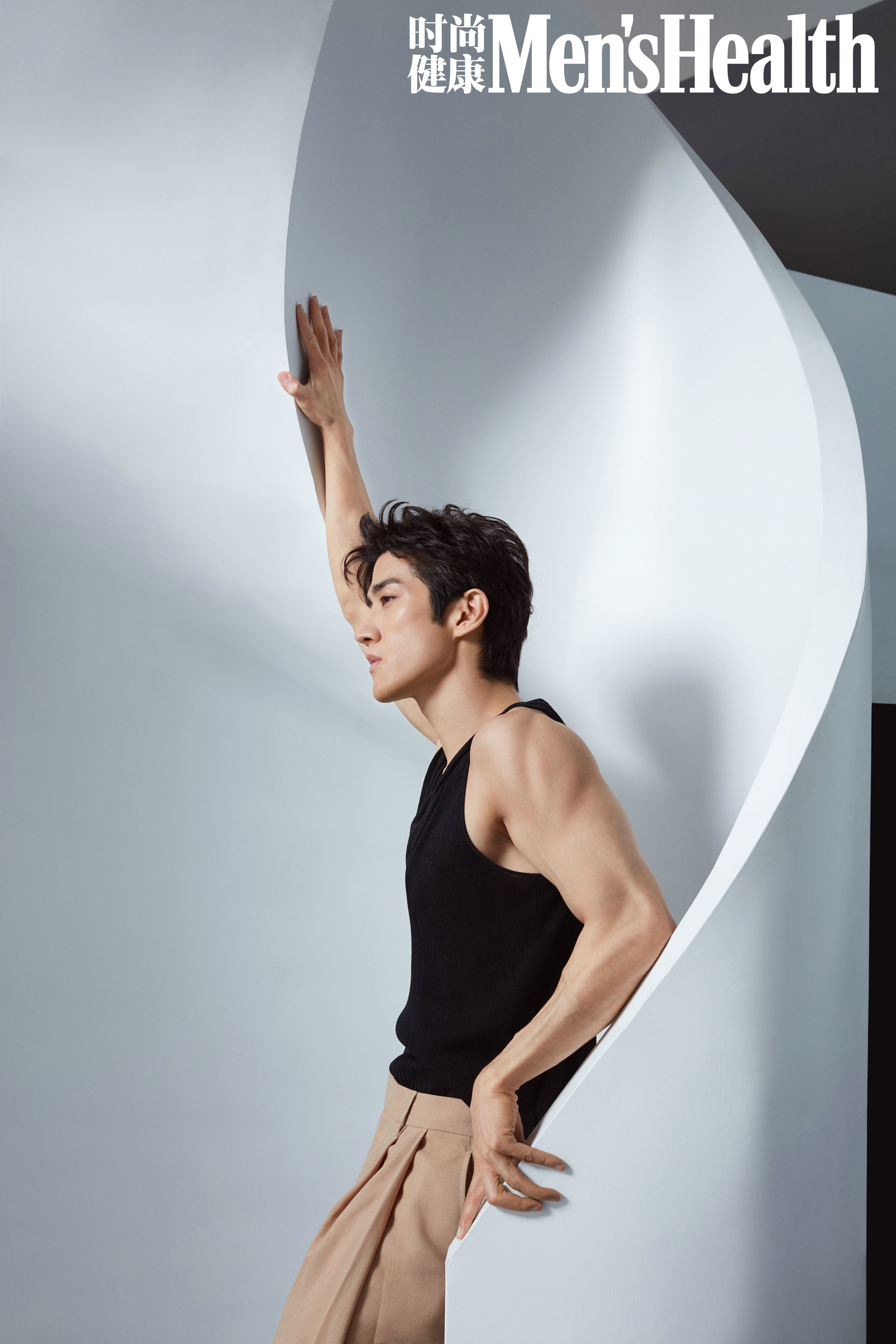 李治廷四月刊封面大片解锁身材完美不吝露出腹肌自律活出真我