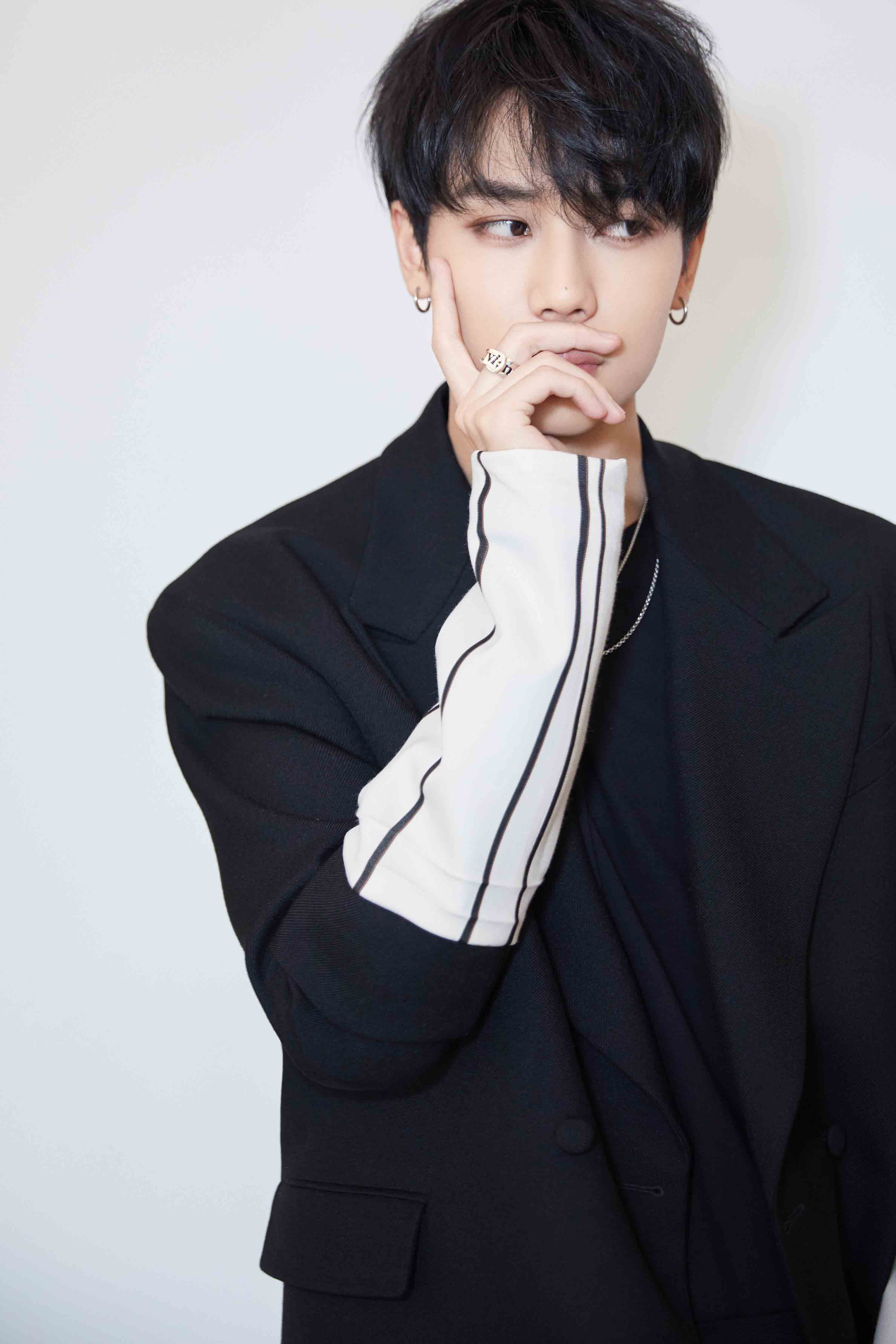 林彦俊黑色西装出席活动 钢琴键线条纹诠释绅士型格