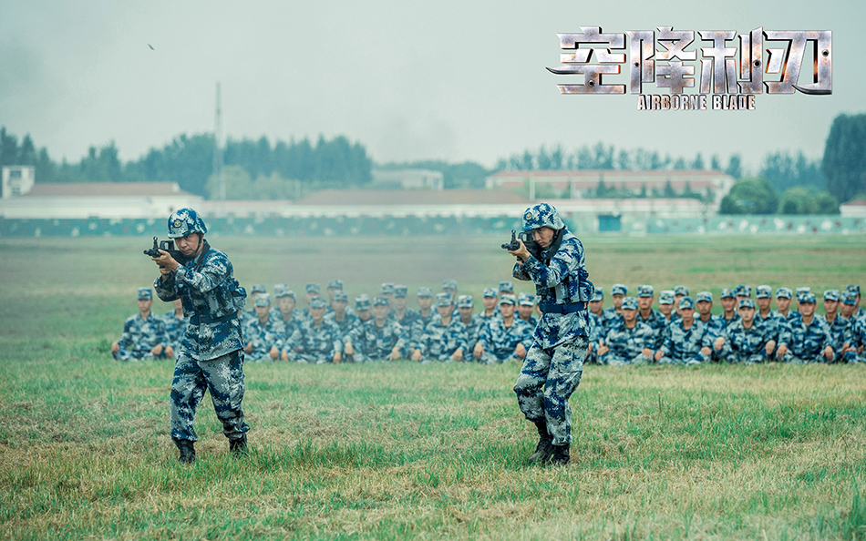 空降利刃上演军人刚硬贾乃亮负重跑30公里