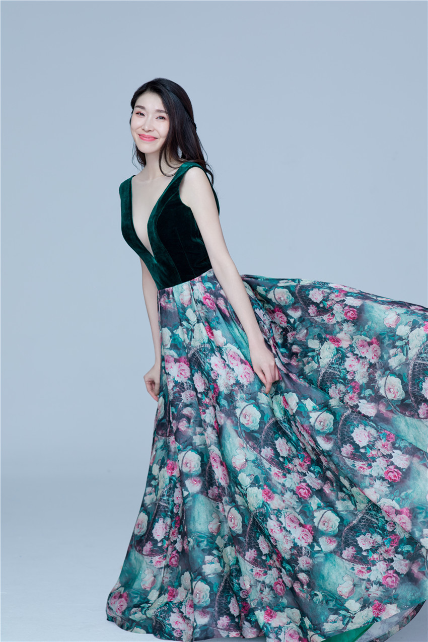 陈丽娜演绎气场知性美  职场御姐范十足