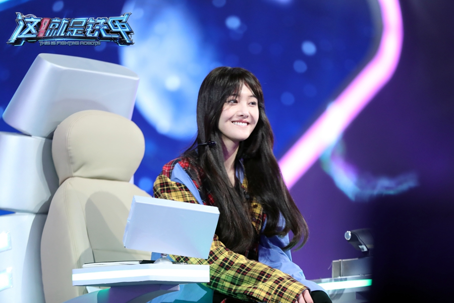 在《这就是铁甲》最新一期录制中,郑爽以一身干练搭配出镜,黑色长裤