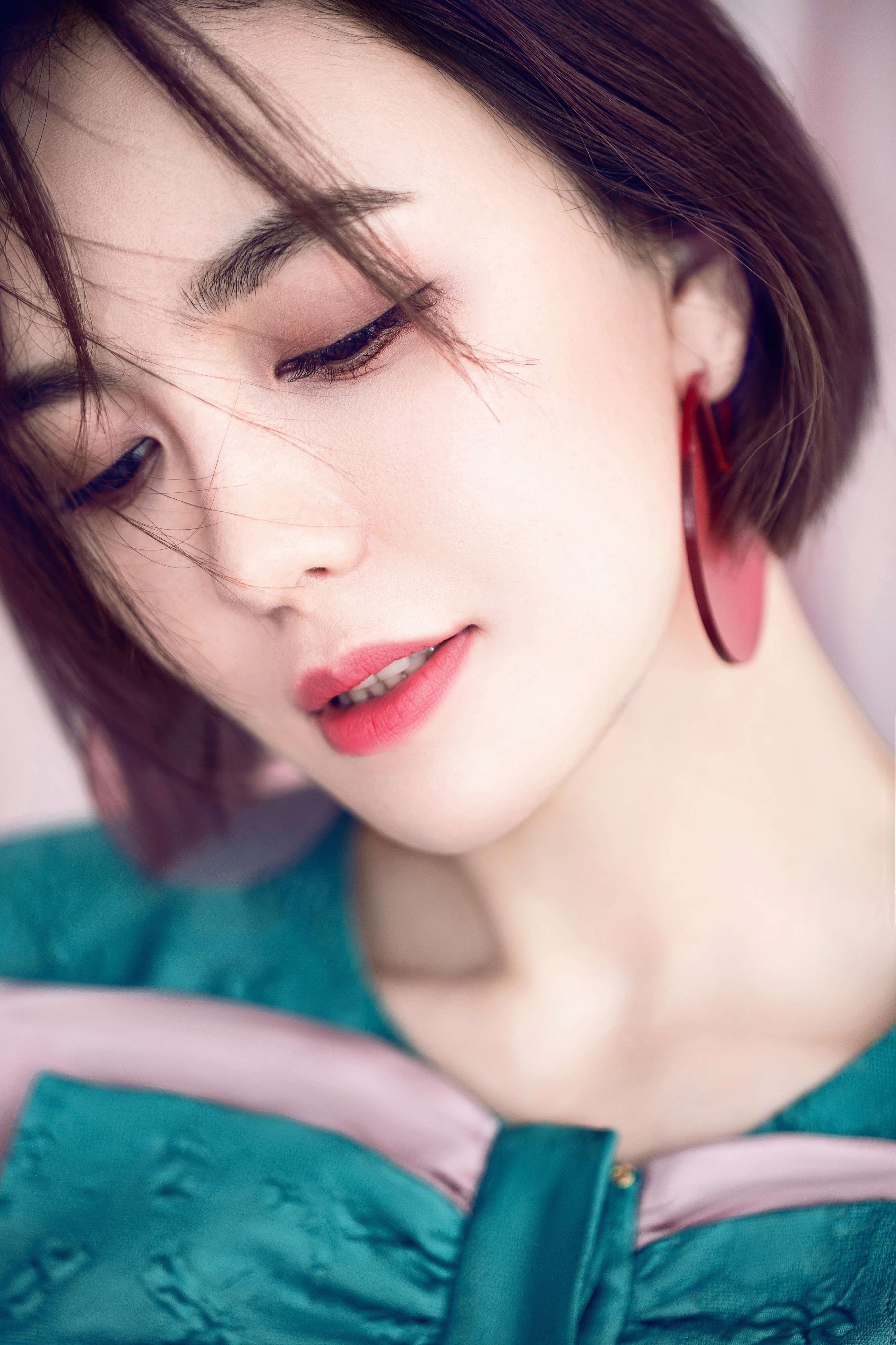 吕佳容全新温柔短发写真眼波流转释放多重魅力