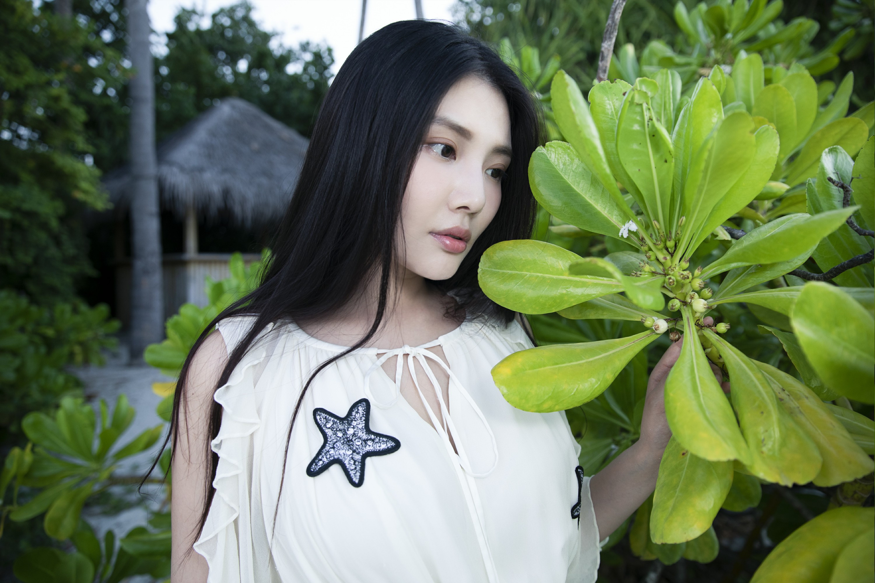 徐冬冬长发飘飘裙摆飞扬温柔笑容让人保护欲升起