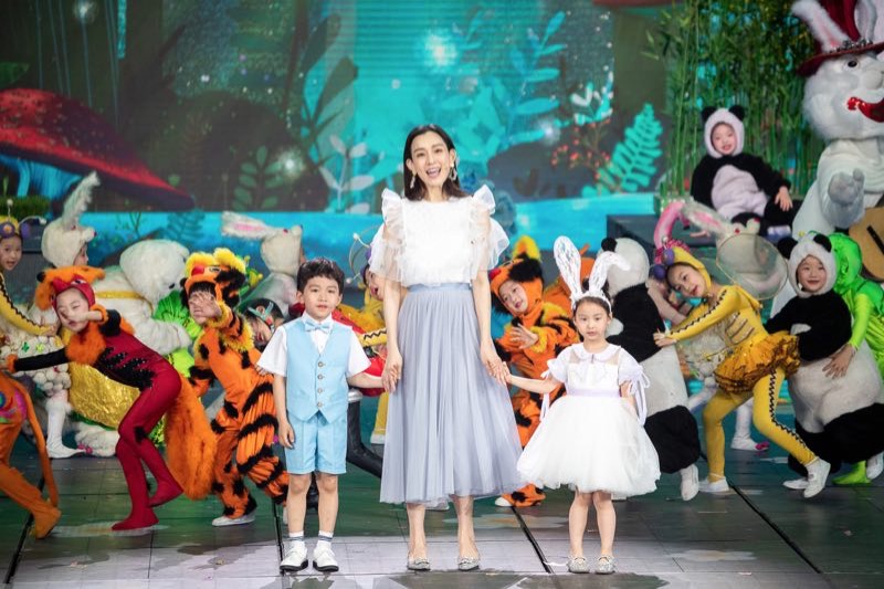 童心唱出来!范玮琪央视六一晚会与小朋友探秘动物森林