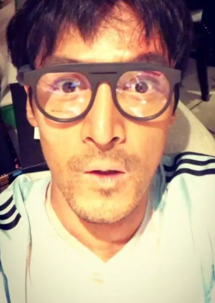 胡歌自黑式自拍丑到被嫌弃,然而照片中的两处细节更让人心疼 - 360