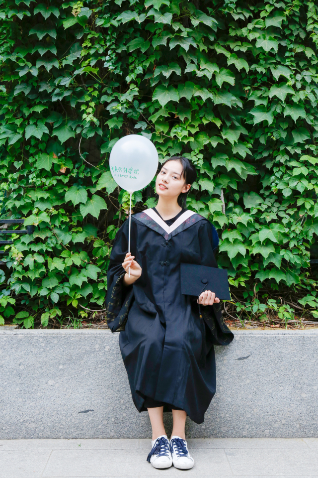 张艺上圆满毕业中戏甜美学士服尽显青春