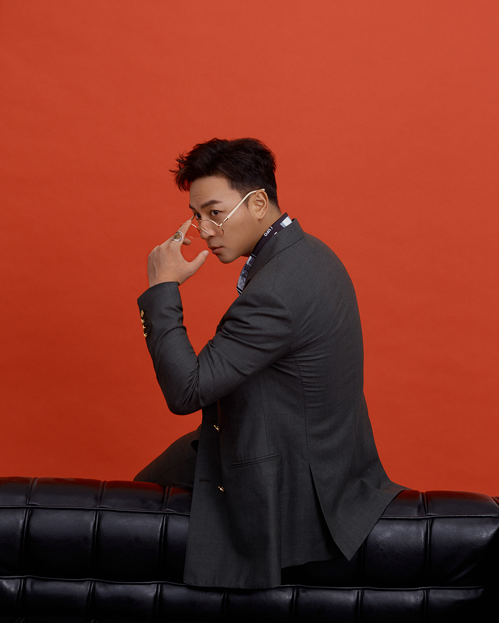 释小龙最新写真曝光 风度翩翩展露侠士气概