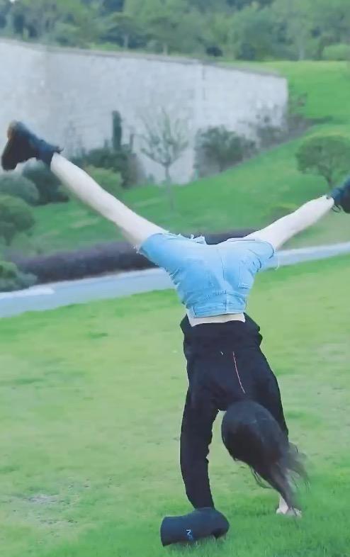 郑爽横店拍戏收工,开心到连翻两次跟头大显身手,漫