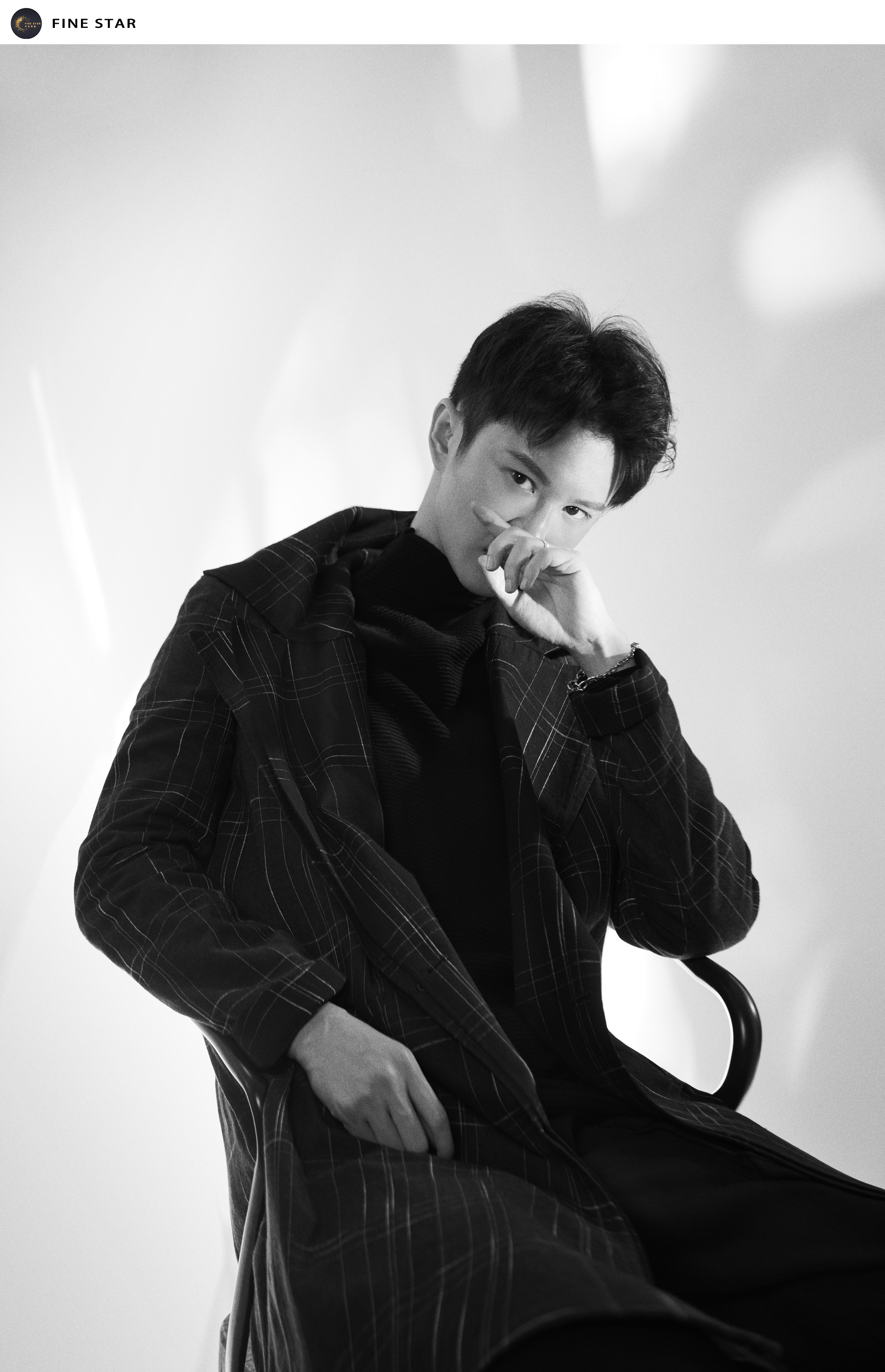 田川最新写真曝光黑白光影尽展沉稳风度