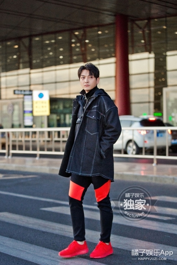 机场ta最潮姚滨现身机场这次他是帅气的张晓谦