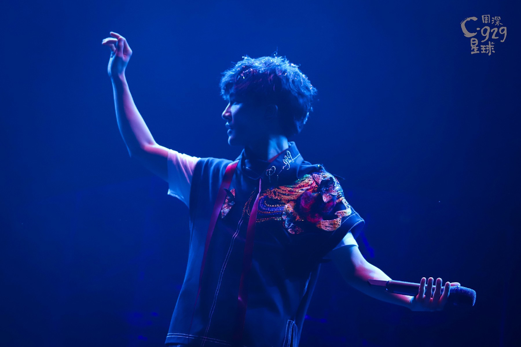 周深c929星球巡演新歌首唱引高潮新造型海魂衫送惊喜惹人羡