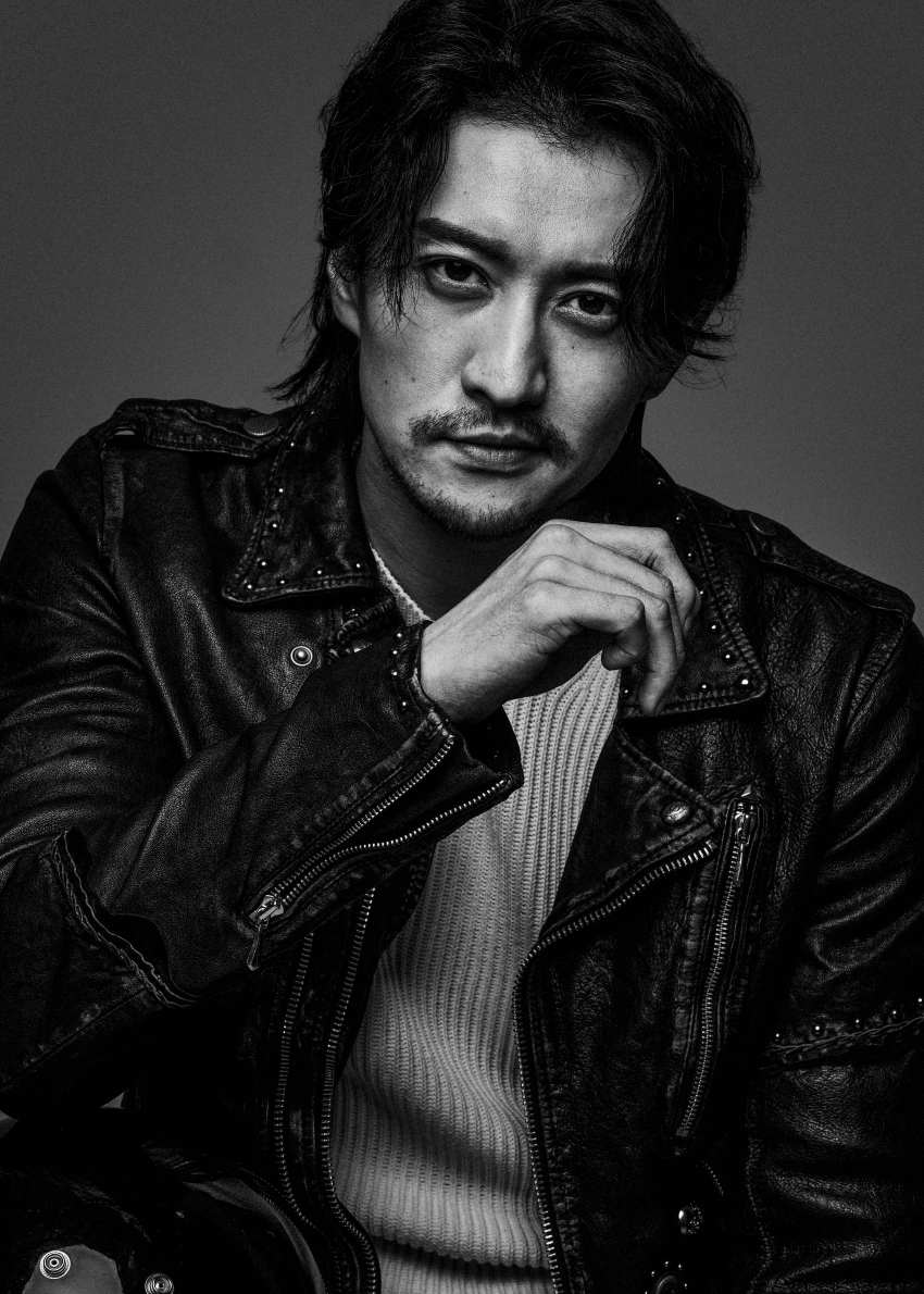 照片中,高仁化身高级范儿男神撩拨心弦,叫人欲罢不能.