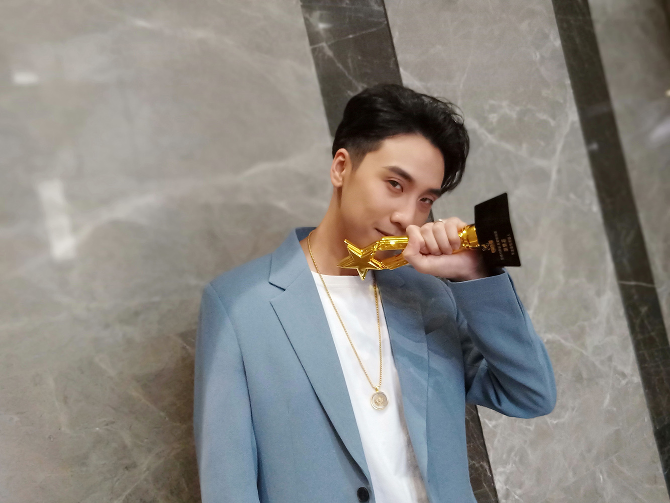 陈乐基出席"献礼70华诞"全明星盛典 获年度最佳男艺人奖