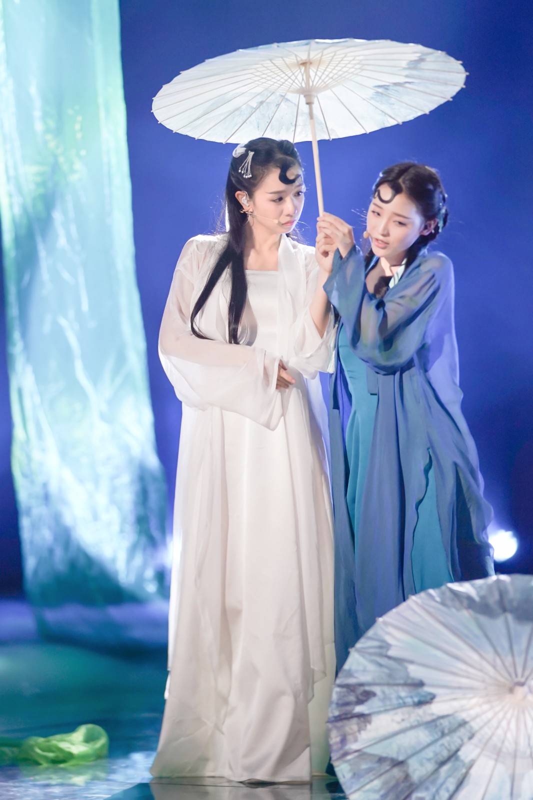 曾雪瑶献演青蛇致敬经典歌舞俱佳妖娆动人