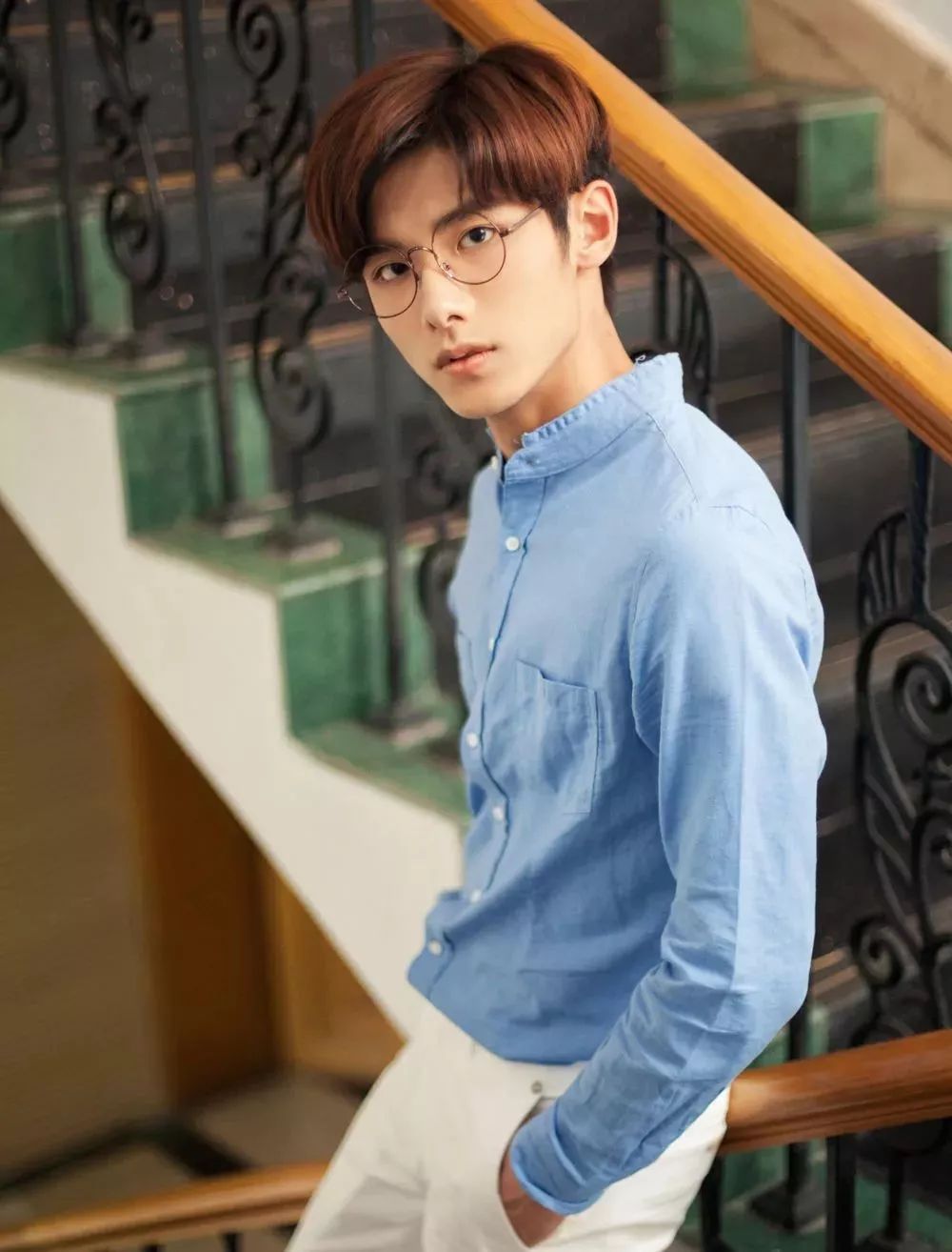 男方也被扒出来了,名叫赵弈钦,参演过《美人为馅》,《惹上冷殿下》