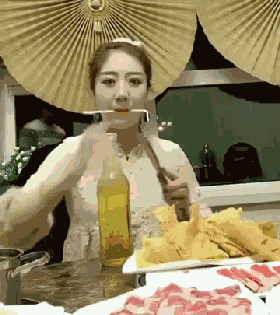 搞笑动态图gif结婚第二天媳妇的女汉子本质就表现出来了