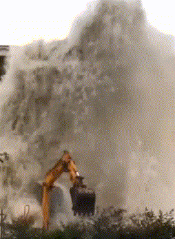 爆笑GIF: 在这么大的水下面作业，求挖掘机司机的心里阴影面积 - 360娱乐，你开心就好