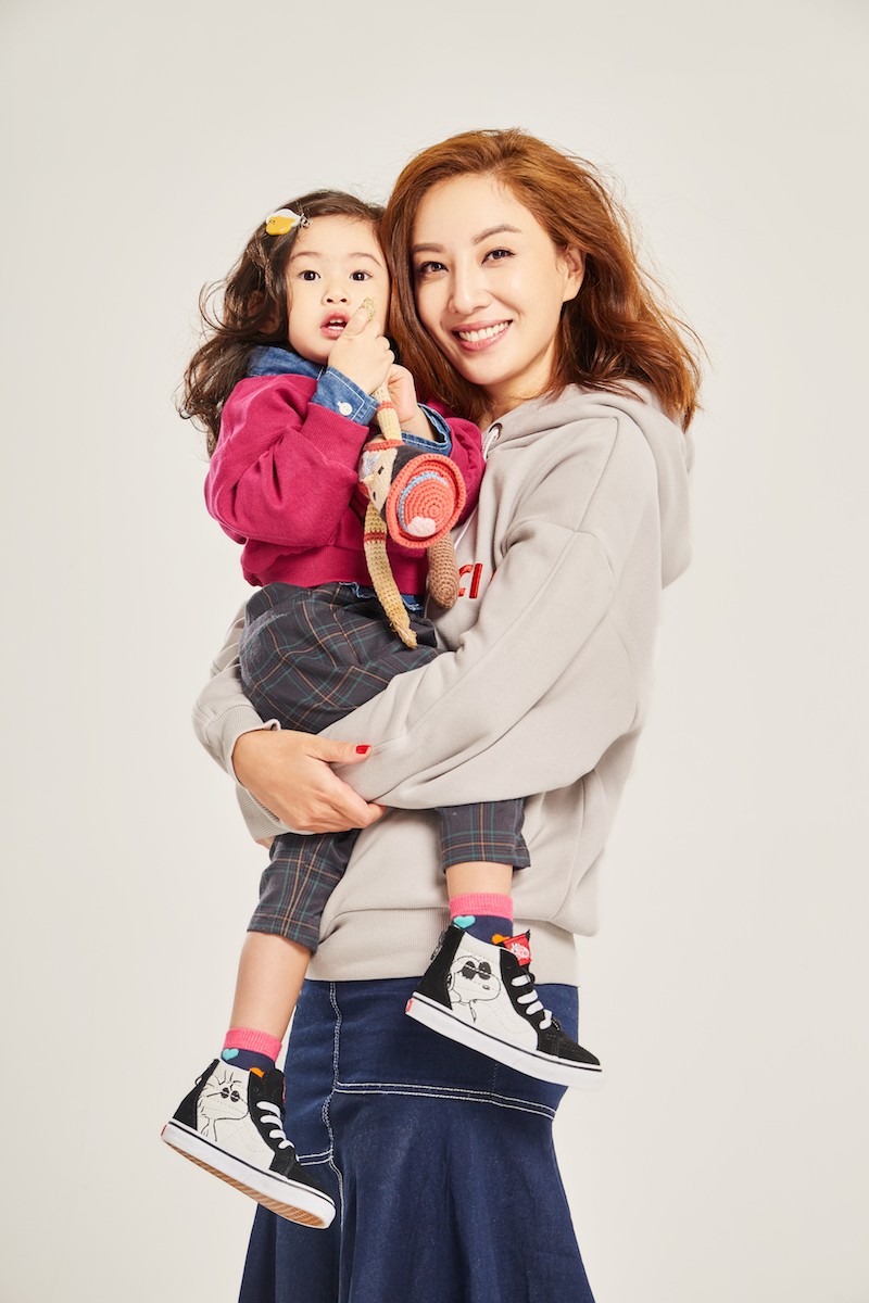 郑希怡携女儿共登开年封辣妈潮童颜值爆表迎新年