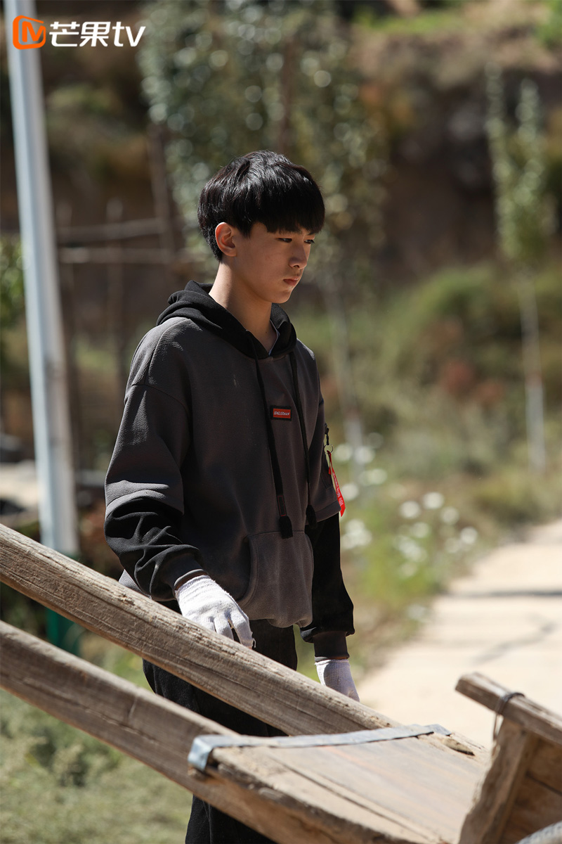 变形计软萌少年袁杰怒了冲伙伴大喊你把鞋给我捡回来