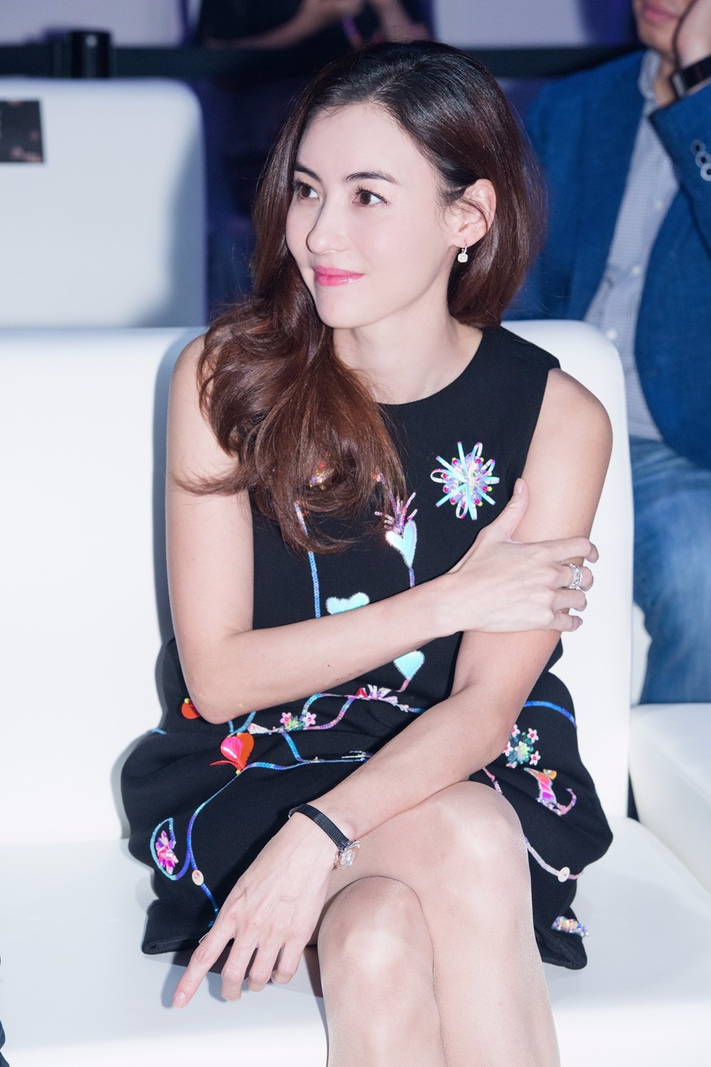 张柏芝黑色短裙秀美腿轻抚长发显妩媚