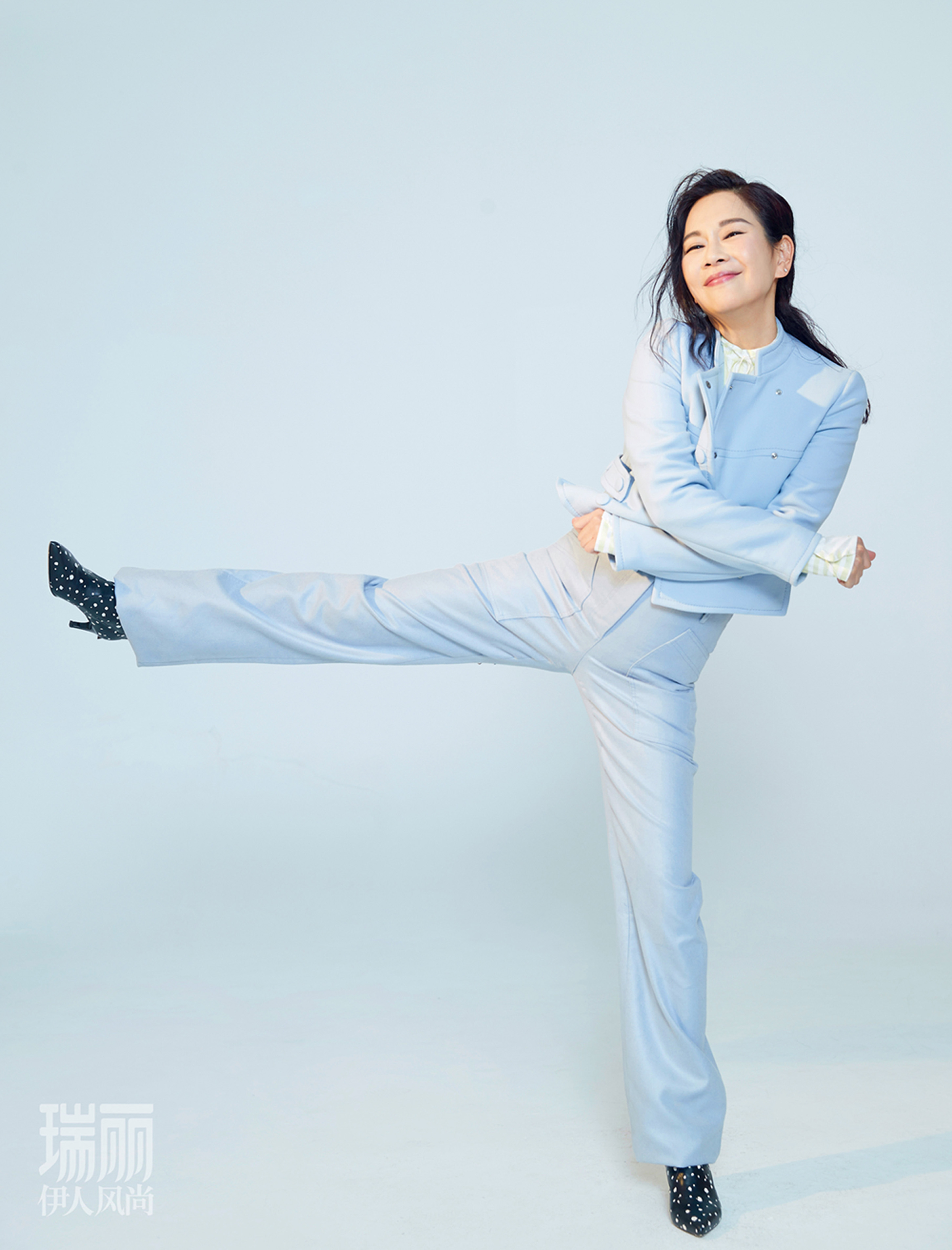 陈松伶登杂志开年刊 风格百变解锁多重精彩