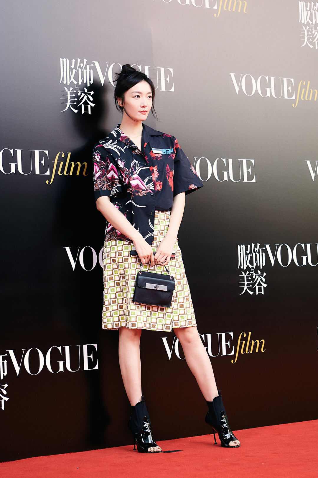 齐溪亮相voguefilm文艺造型尽显随性洒脱