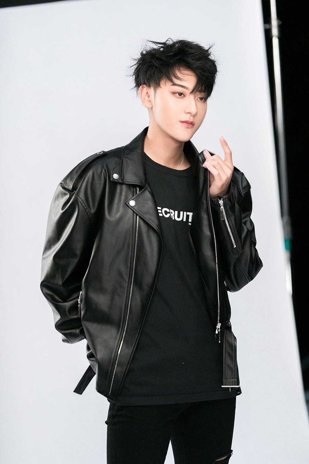 硬朗风黄子韬完美演绎机车皮衣质感升级