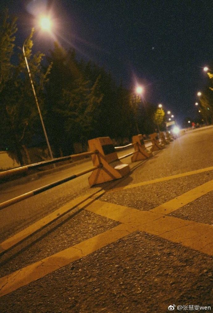 夜色下的她,走过无人的街头!网友:想去陪她