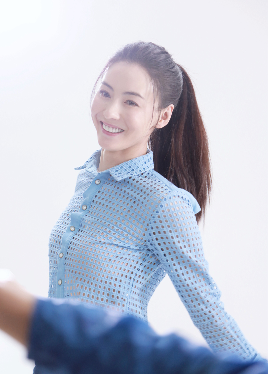 张柏芝扎高马尾回眸甜笑似邻家女孩67