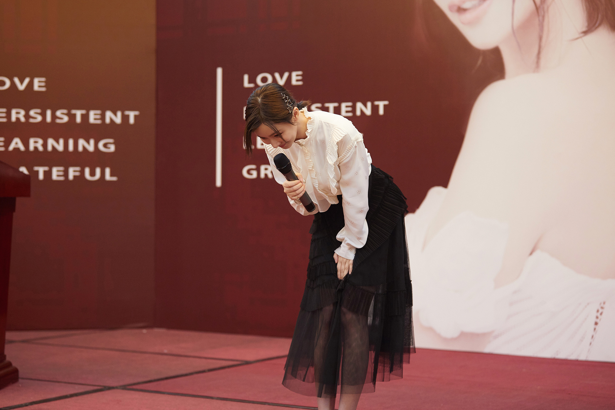 miss韩懿莹气质亮相海大分享会miss中国心手势聚集青春力量