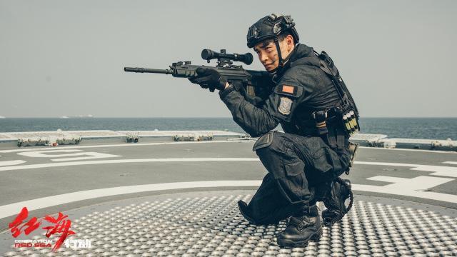 拍戏险失明演反派被亲妈嫌弃他在红海行动戏份少却获赞