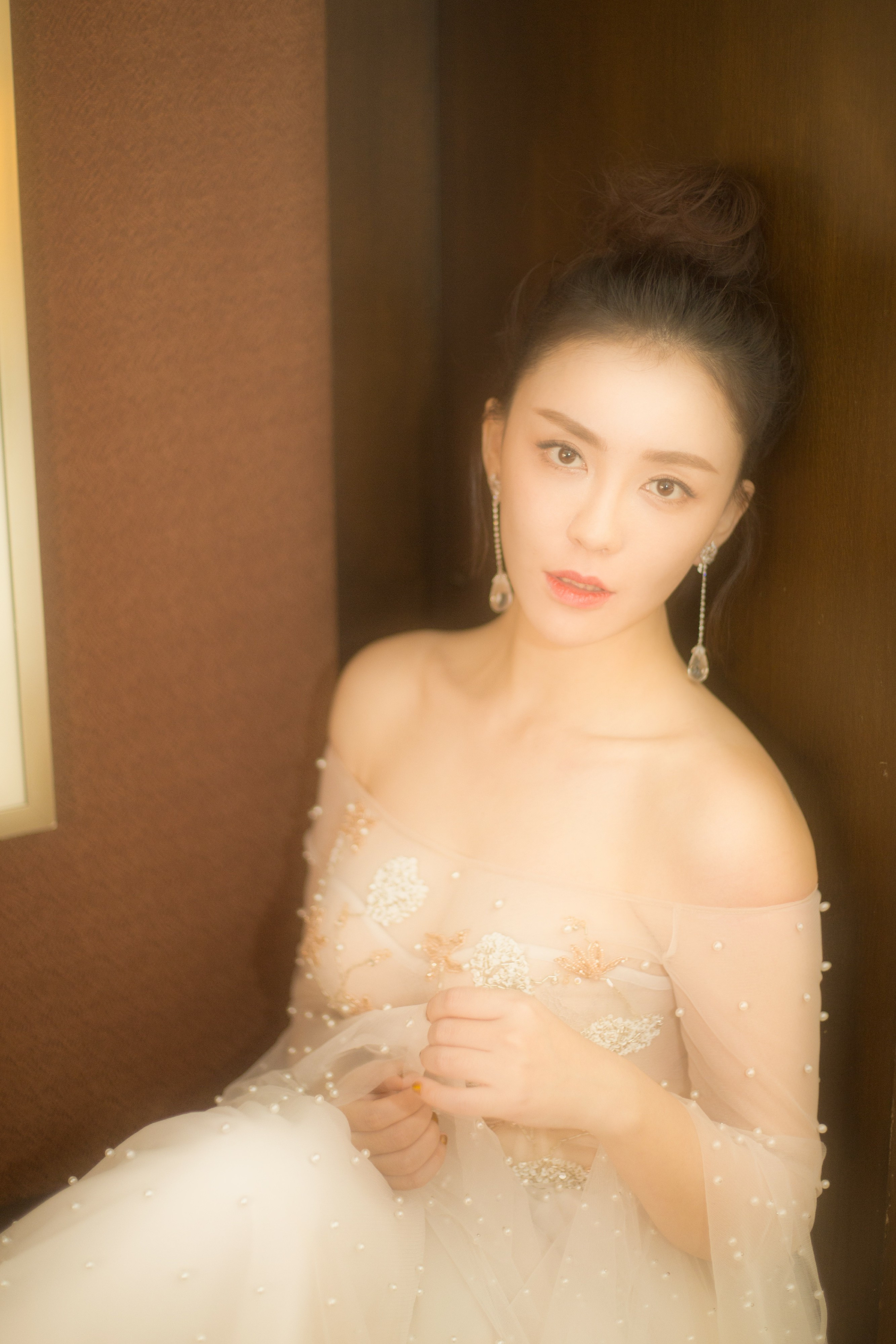 吕佳容柔美梦幻写真大片曝光飘逸纱裙肌肤胜雪