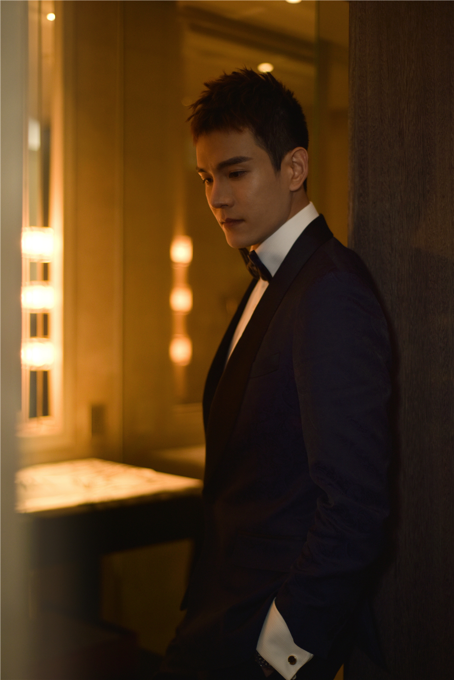 经超亮相gq年度人物盛典 深色西装彰显绅士风范