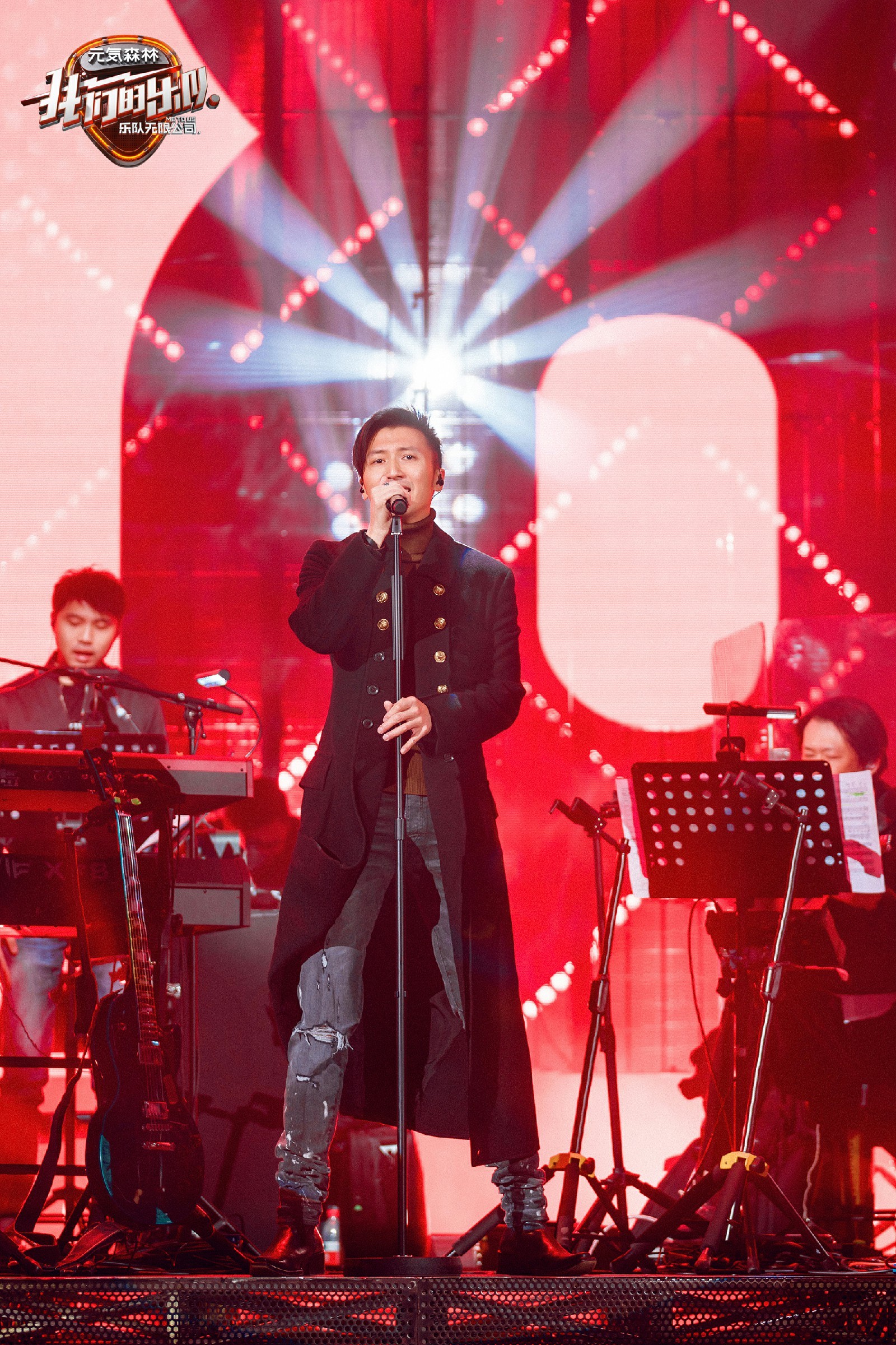 《我们的乐队》明晚开播 谢霆锋"总裁坐姿"超a营业