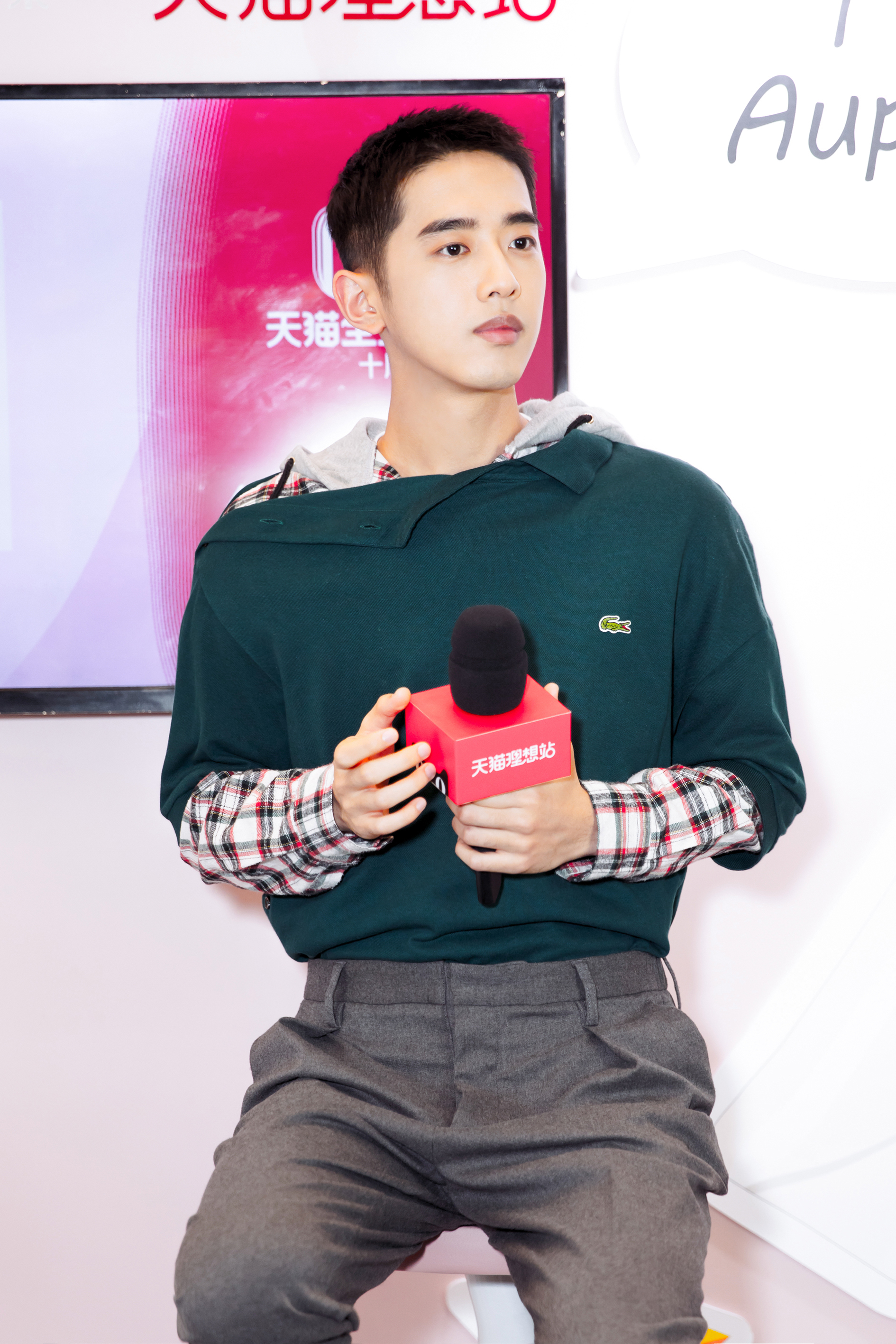 梁靖康现身欧珀莱拾光快闪店包车送粉丝回家