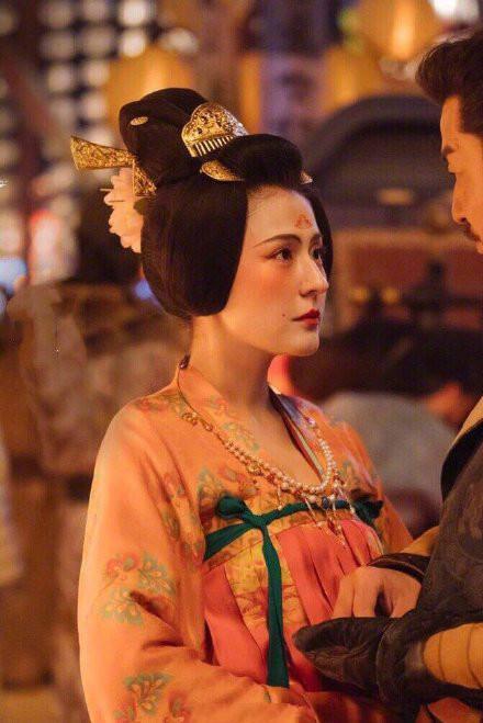 调色也太美了吧,弯弯的细眉,脸上一抹胭脂红,就像仕女簪花图里走出来