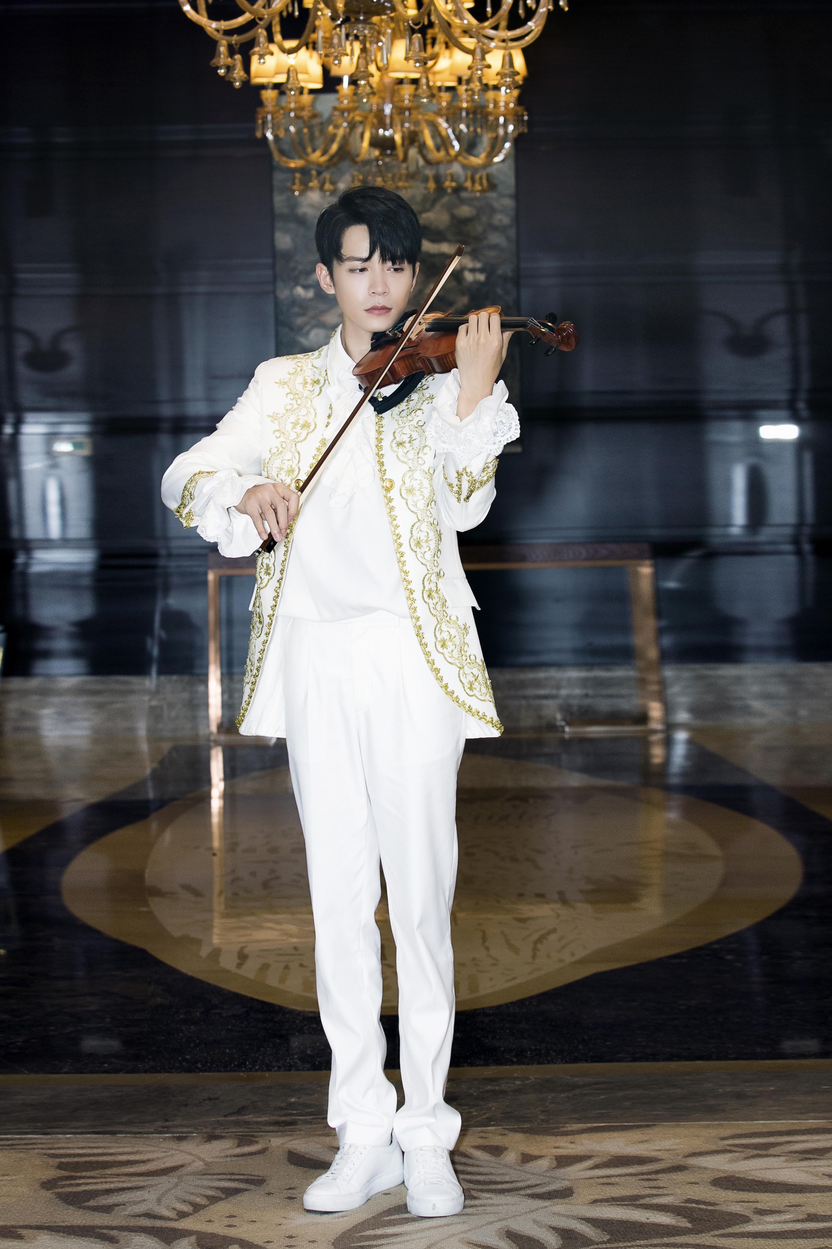 马雪阳毕业歌会再现中西燃魂斗琴