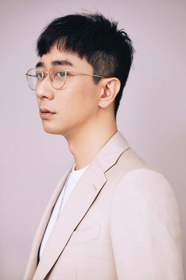 王自健西装写真曝光尽显春日活力
