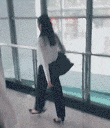 GIF搞笑趣图:姑娘,你也太高调了!怎么把他给背出来了! - 360娱乐,你开心就好