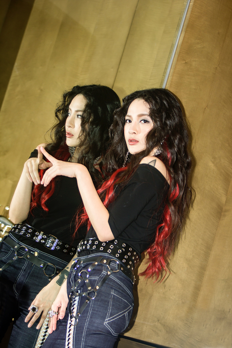 艾菲鼓励新生力量献唱恼人的秋风掀高潮