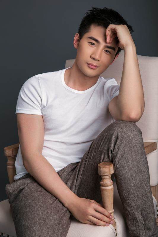 白发热播太子刘瀚阳演技获赞化身吃瓜群众