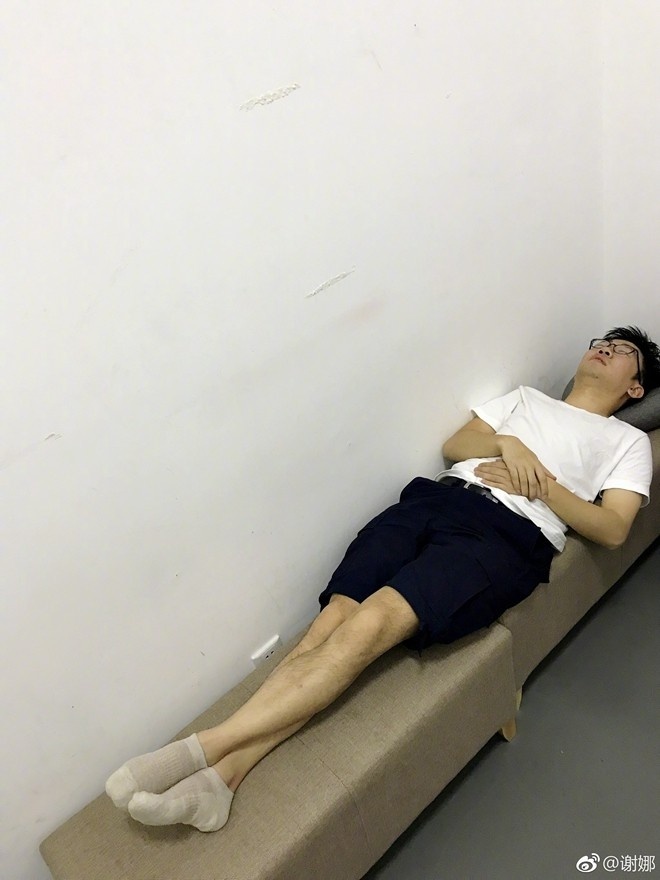 谢娜又发了一条微博,称:"那天门口有一位送快递的小哥,背影好像杨迪呀