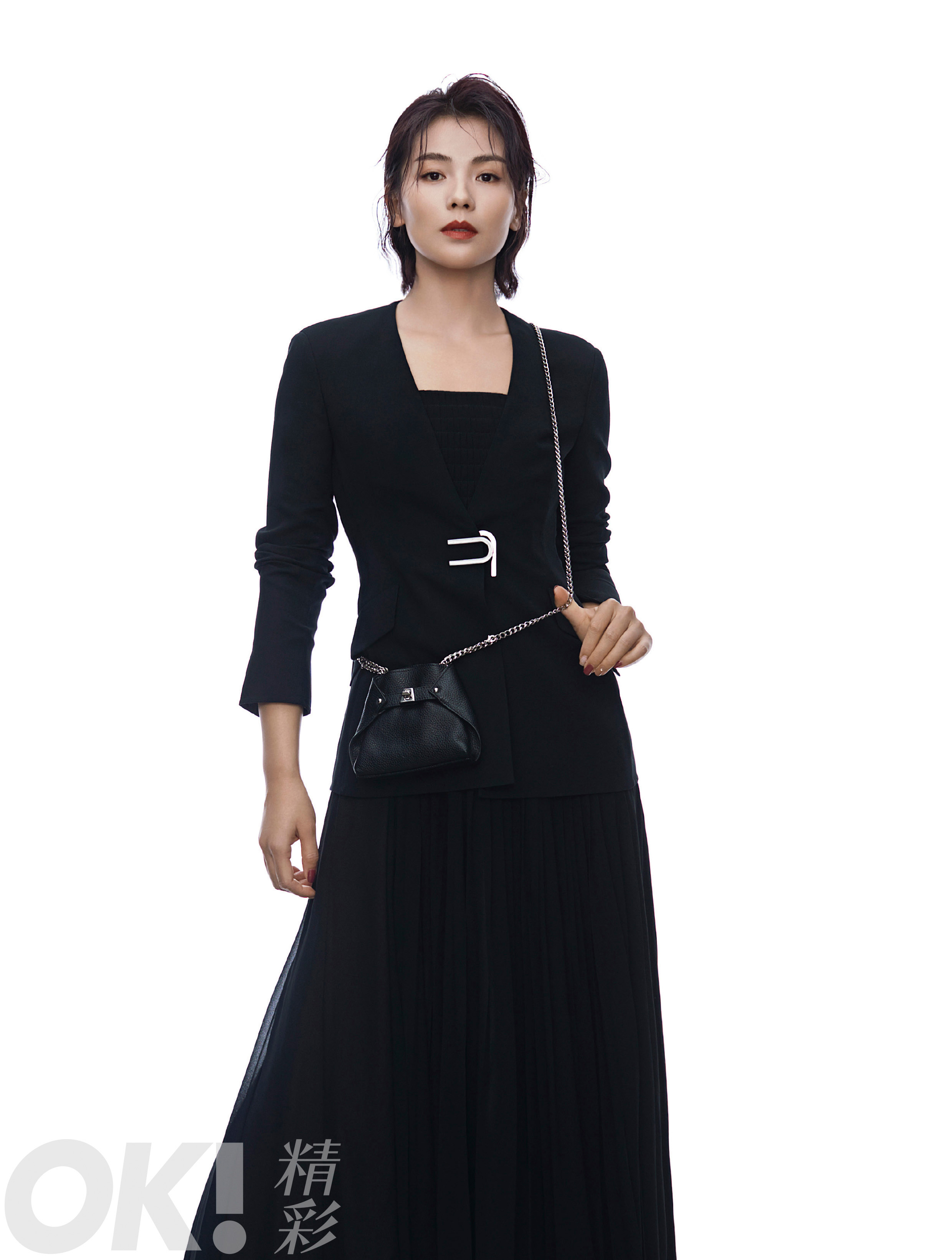 刘涛四月封面大片曝光 露肩礼服显纤细锁骨