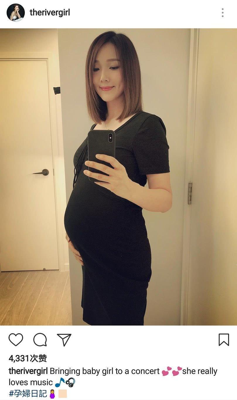 王祖蓝携妻子看演唱会,与孙耀威夫妇合影,李亚男挺着孕肚气色好